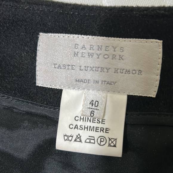 VINTAGE! BARNEYS NEW YORK Luxury brand made in Italy 100% cashmere black skirt. - Picture 2 of 2